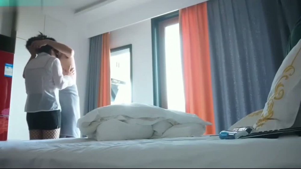 風韻猶存的事業單位白領少婦老公出差偷情年輕小夥穿著情趣網衣高跟鞋啪啪呻吟刺激