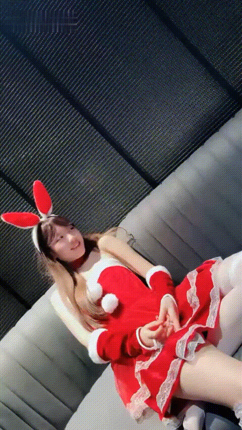 極品身材嫩妹身穿聖誕服和男友在KTV裡瘋狂做愛啪啪 大屌無情抽插 吃雞自慰