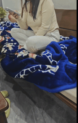 精品兄妹亂倫媽媽在房間睡覺妹妹在客廳看電視被哥哥後入