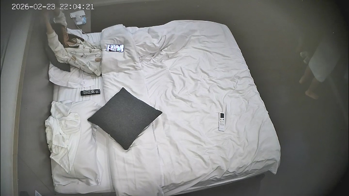 2026-2-23酒店偷拍 苗條美女的睡衣裡面藏黑絲等待男友剝開享受