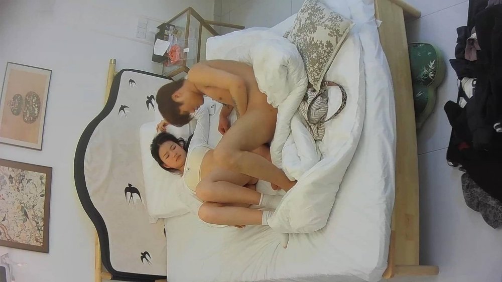 3-12流出酒店偷拍 年輕情侶小妹為了方便男友隨時插入露下體入睡陰縫清晰