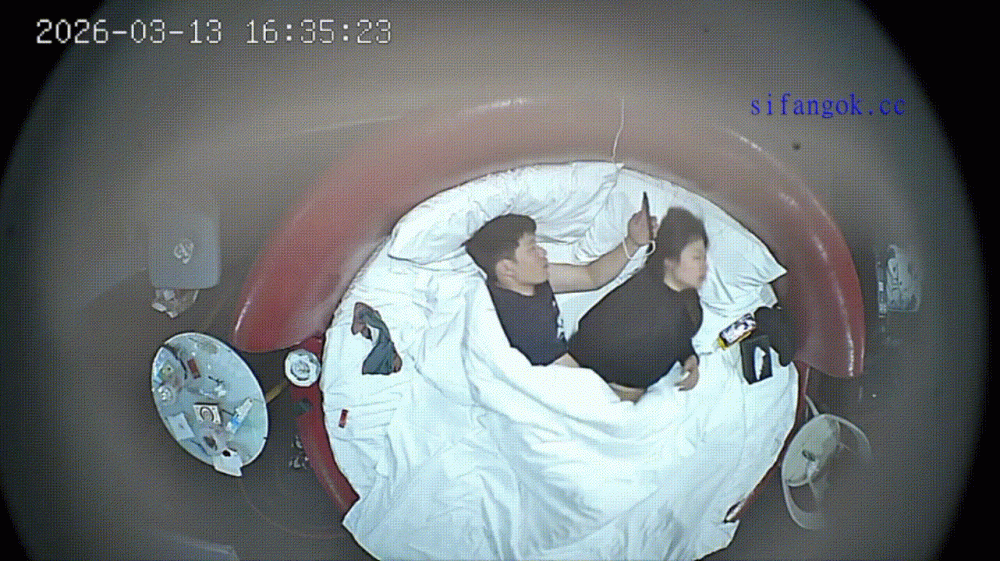 3-14流出酒店情趣圓床偷拍 反差婊眼鏡妹騷氣四射坐上去女上位騎搖急速呻吟