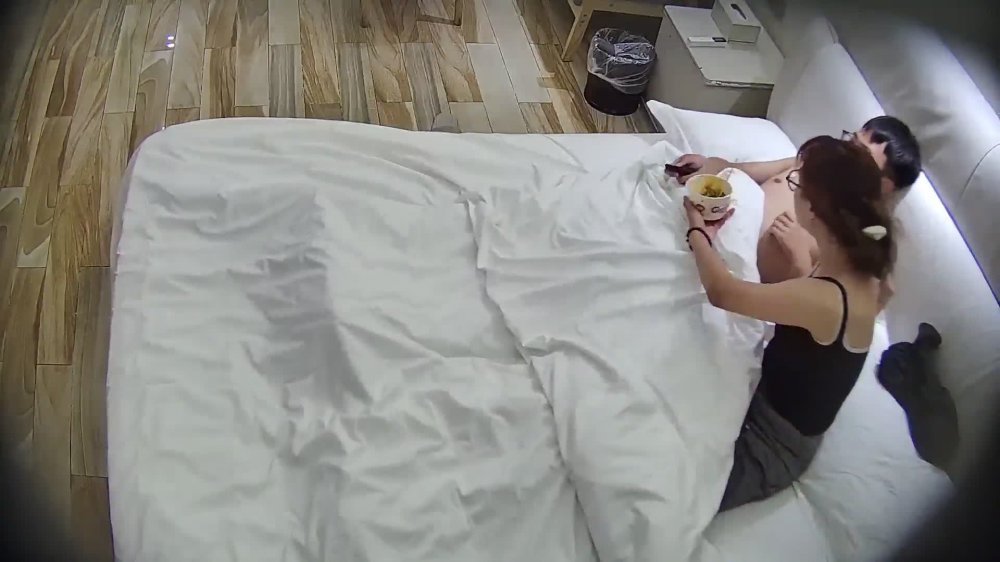 最新流出酒店高清偷拍呆萌眼鏡妹吃完零食吃JJ清早的被男友用跳蛋叫醒