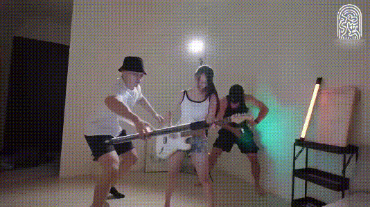 超嬌小身材巨乳蘿莉，雞巴插到喉嚨是什麼感覺？ 被肌肉男狂操，連續摳噴潮3次