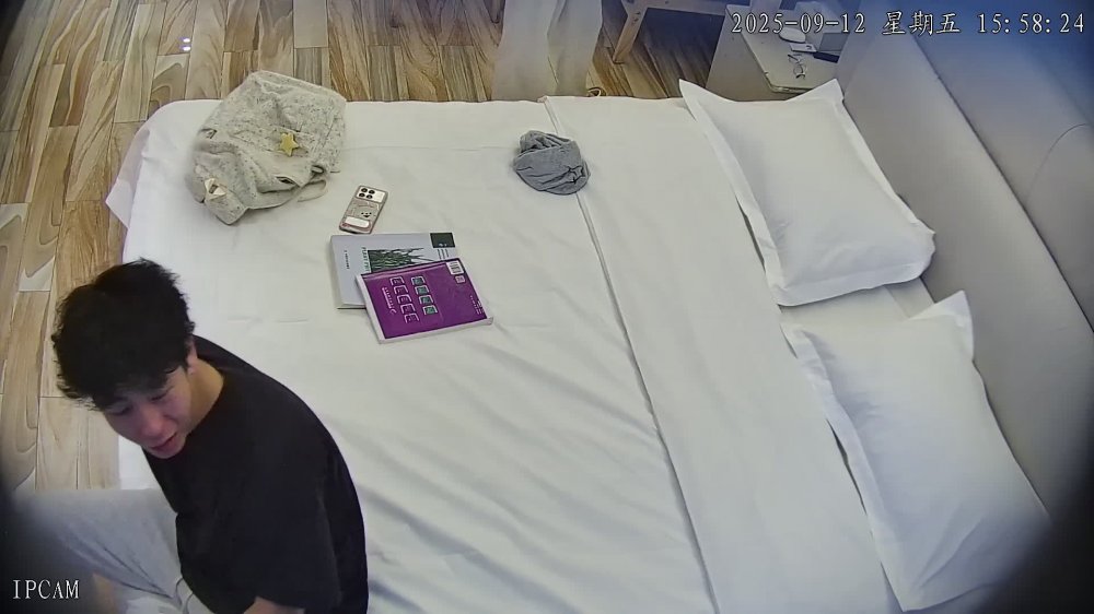 流出酒店偷拍大學生情侶極品校花女友愛學習搞一炮看下書又搞一炮