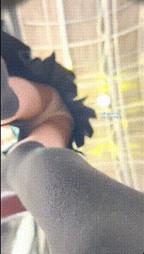 跟隨偷窺漂亮清純美眉 身材嬌小 粉紅內內緊緊包著小屁屁 一下坐到了鏡頭上 一股青春的味道