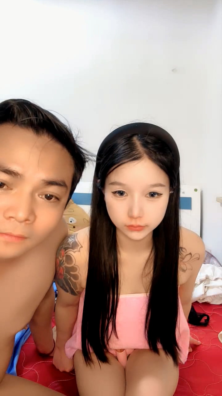 新來的黑絲露臉紋身小妹跟大哥首次啪啪，被大哥後入一頓爆草到射，騷逼特寫洗澡誘惑[MP4/1.1G]