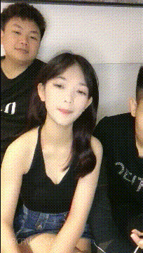 三個可愛05后蘿lo莉萌妹，各個粉嫩，無奈其中兩妹妹都來大姨媽，只能按住壹個妹子艹