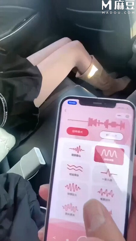 【調教人妻】喜之郎 - 計程車上遙控跳蛋玩弄尤物 唔~別調那麼快~要噴了 控制玩物車震爆操 吞精吸食口爆