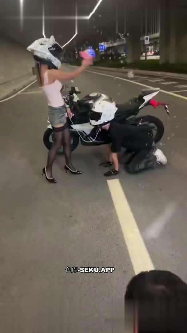 春風450RS 女車主 完成主人的任務 黑絲美腳公路調教小奶狗 酒店支配舔腳 點燃感官盛宴