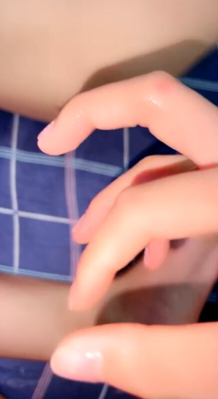 白虎姐妹花露臉深夜陪狼友發騷，互動聽指揮展示，玩奶子摳逼特寫展示，掰開求草，道具抽插，深夜可射別錯過