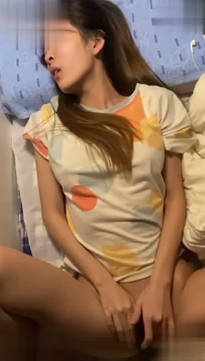 00後嫩妹與男友激情裸聊_臉穴同框展示高超自慰技巧