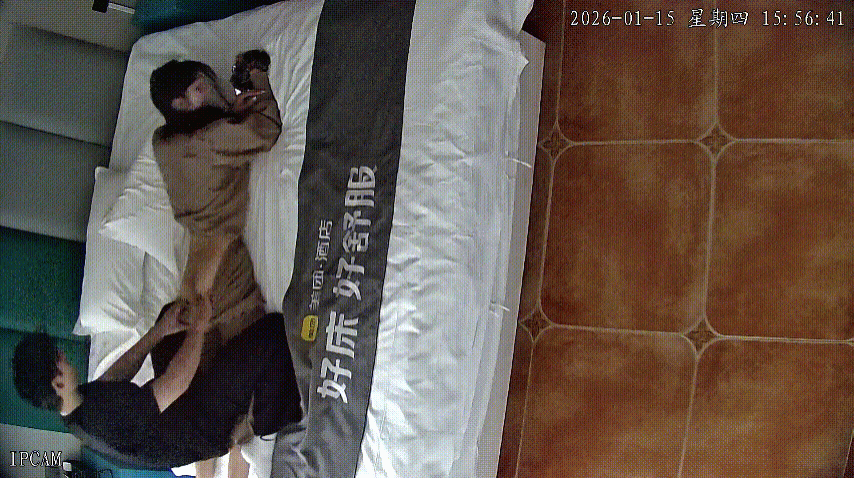 小情侶開個鐘點房 進來男人就脫美女褲子 看把孩子給憋的 美女欲迎還拒 操起來女上也是投入得很