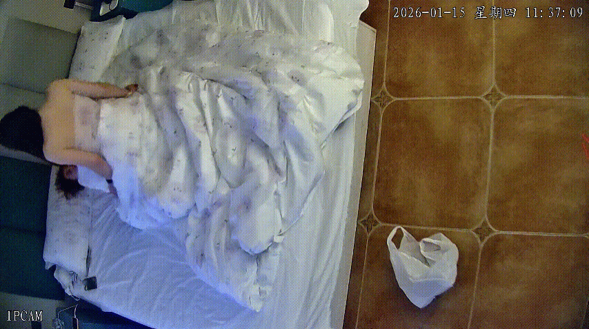 非常漂亮活潑的大美女 睡醒就往男友身上撲 先打一炮 看得出日常對男友的調教相當到位