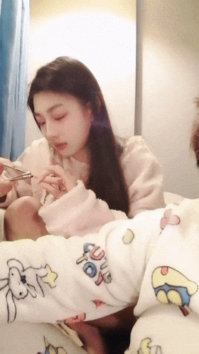 江蘇小情侶，【鴨鴨是個M】，居家自拍性愛，甜美女神級，膚白貌美，被男友草個不停，反差感十足！