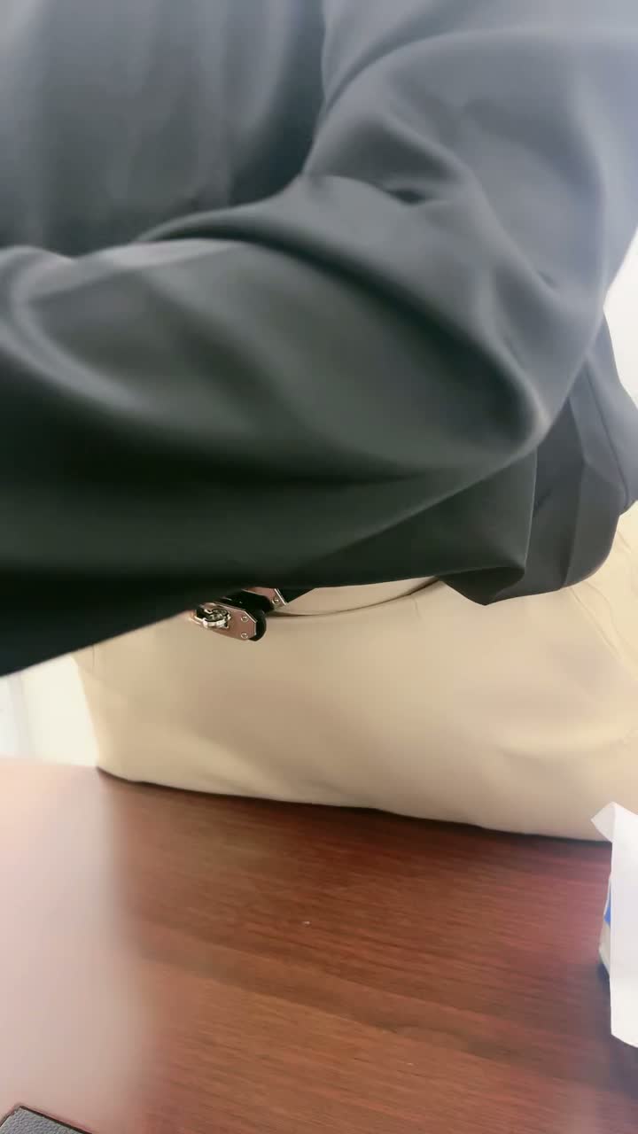 劇情演繹：騷氣十足的少婦女同事主動撅起屁股求操，掏出大雞巴滿足他，激情狂操爽歪歪！