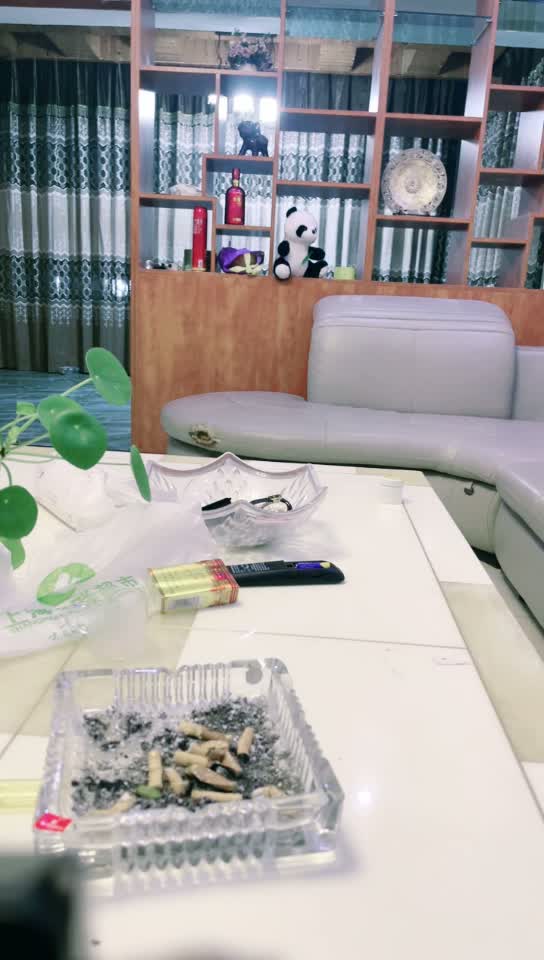 劇情演繹：給別人的大奶妻子下媚藥，欲火焚身下半推半就拿下，對白精彩刺激！