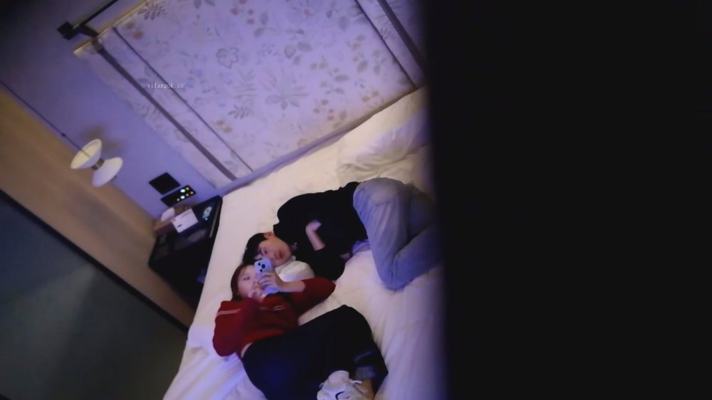 酒店精品 歐美肥臀身材女大，被男友調教變成騷母狗