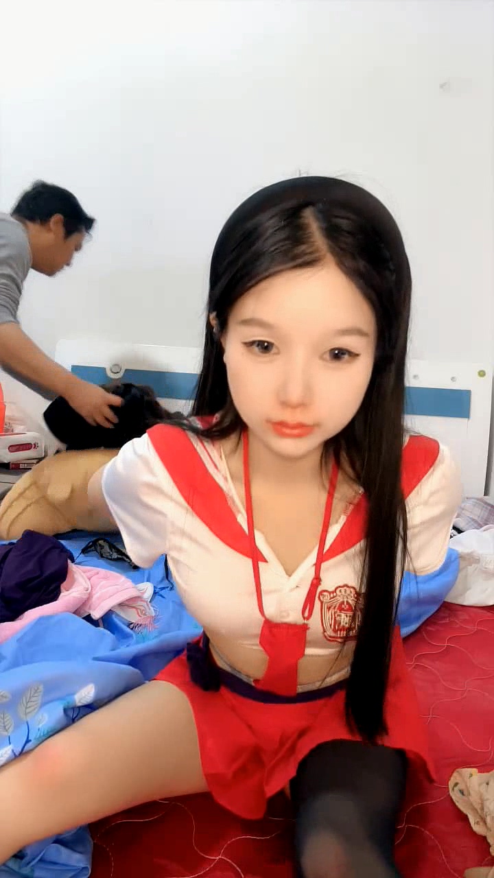 絲襪露臉顏值高的紋身小妹，制服誘惑跟猥瑣大哥一起鏡頭前誘惑狼友，口交教學各種舔弄大雞巴[MP4/721MB]