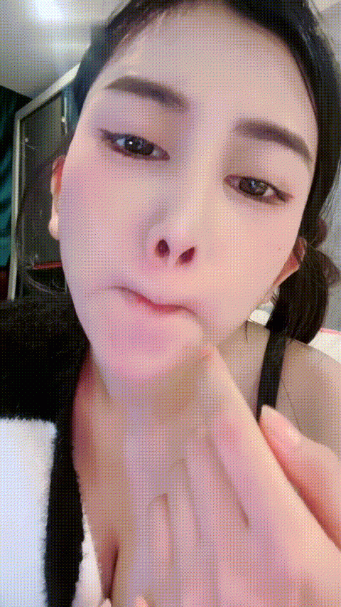 18歲昆明女模 表面看起來很乖巧可愛私下是個反差小母狗