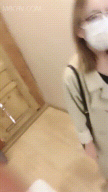 約個校園乖乖女，衣服還沒脫扒褲子推倒床上就艹，射完不夠，又拿妹子腳擼硬再艹兩炮