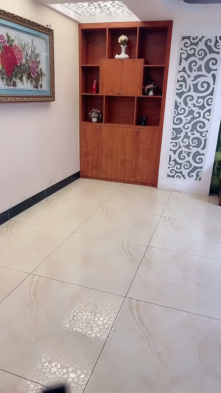 劇情演繹：家中約操3個小騷貨4P爽玩，全力滿足她們，一個個撅起屁股等待大屌的插入！