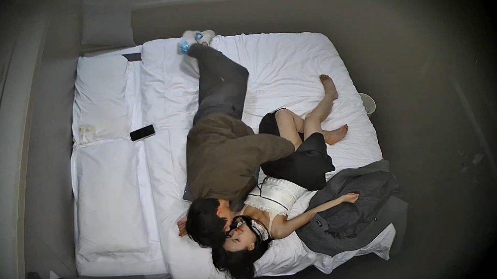 3-23流出酒店偷拍 清純甜美的校園女友酒店內被男友扛起腿瘋狂操