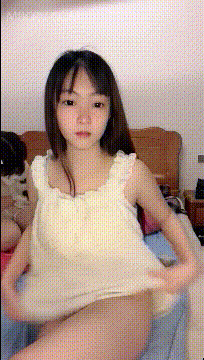 幾個青春活力00后蘿lo莉型小妹妹，房間裏嬉戲打鬧，翹屁股疊羅漢，被大哥後入狂艹