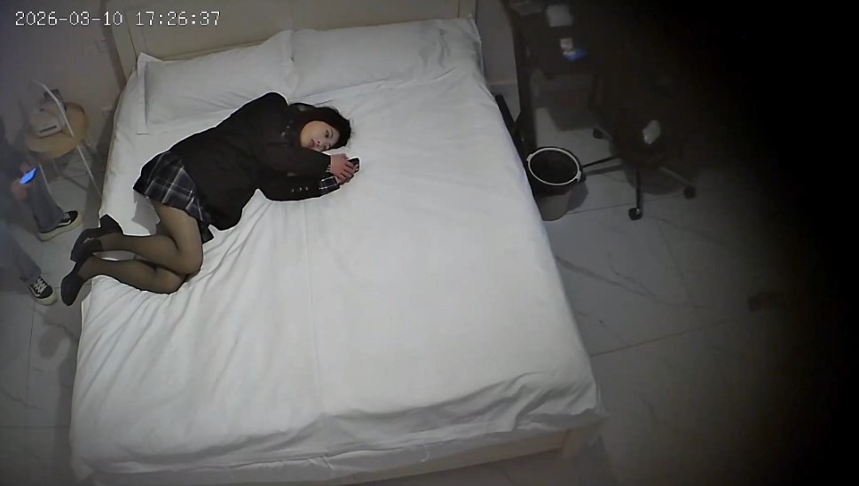 2026-3-10酒店偷拍 黑絲女孩被男人壓著操嫩穴