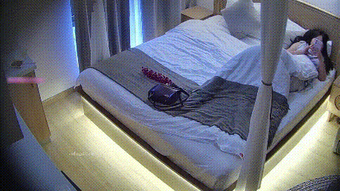 安防酒店偷拍白襪蘿莉裙陰毛旺盛的騷貨被男友爽約只能自己看視頻自慰不斷呻吟