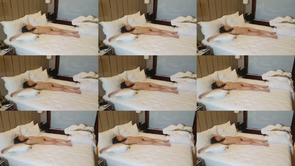 ⚫️ 身材苗條漂亮野模賓館約拍，被2位偽攝影師暈倒扒光輪班啪啪，中途醒了下料繼續玩弄，禽獸啊