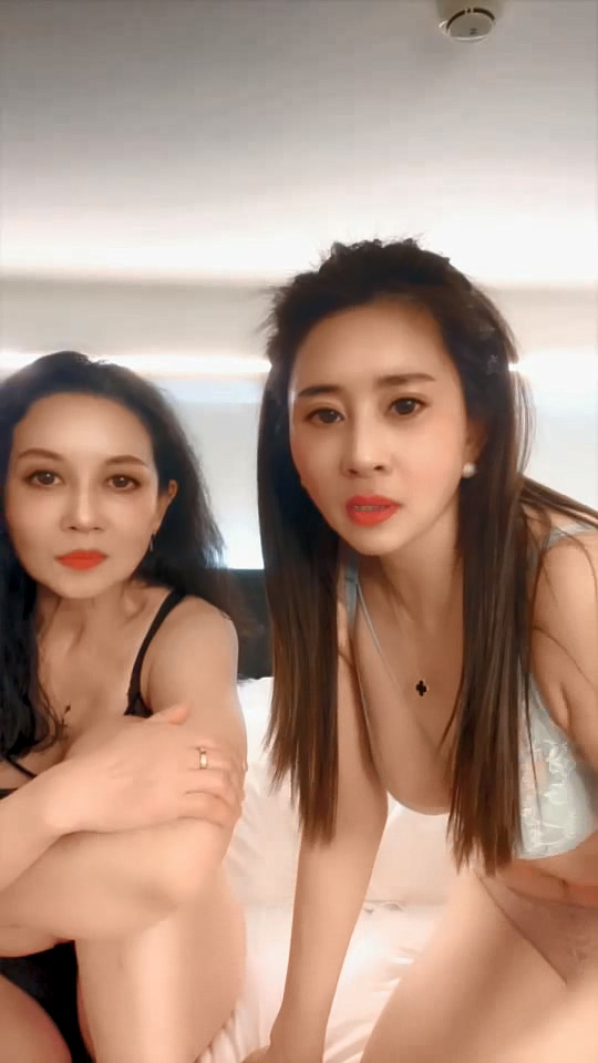 兩個熟女小阿姨露臉跟大哥酒店激情4P啪啪直播，全程露臉揉奶玩逼口交大雞巴，各種體位蹂躪爆草浪叫呻吟不止