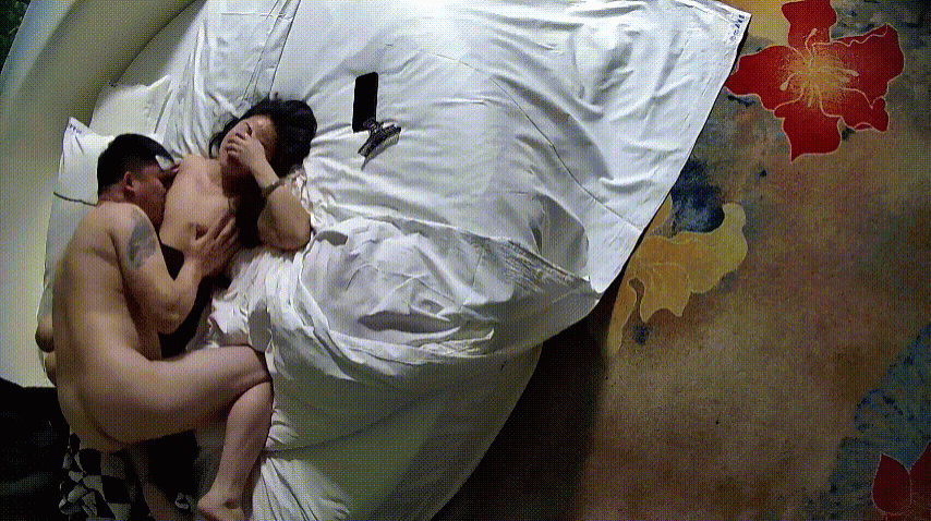 男人是很享受脫女人衣服這個過程 美少婦被紋身男脫光衣服床上一通操弄 精液全射肚子上了