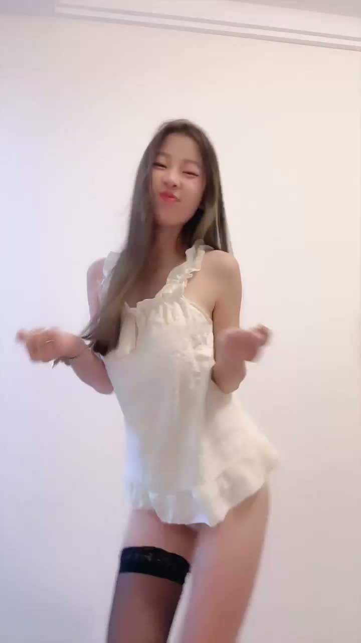 三個超級無敵美少女排隊操，各有各的美！ 最小的18歲 一級白虎嫩逼，心疼她說要輕輕的操她