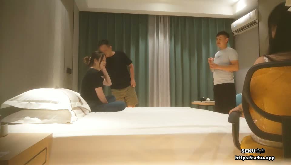 三對情侶酒店玩牌輸了女生脫衣服最後全部脫光光玩6P~1