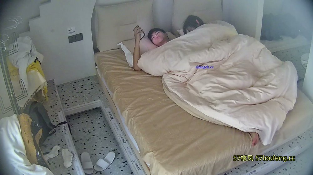 酒店針孔偷拍眼睛女大換上黑絲情趣泳衣和男友晨炮被拍視頻