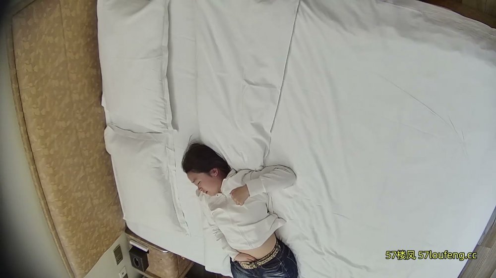 酒店針孔偷拍：年輕的學生情侶打打王者之餘無套做愛