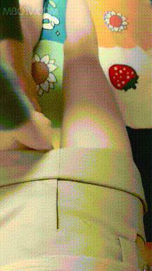 居家夫妻玩角色扮演，風臊人妻被按摩小哥揩油，不斷撫摸搞得人妻心癢癢，閨女床上就範