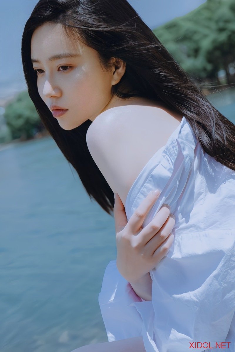 [Cosplay] 年年Nnian – 白衬衫