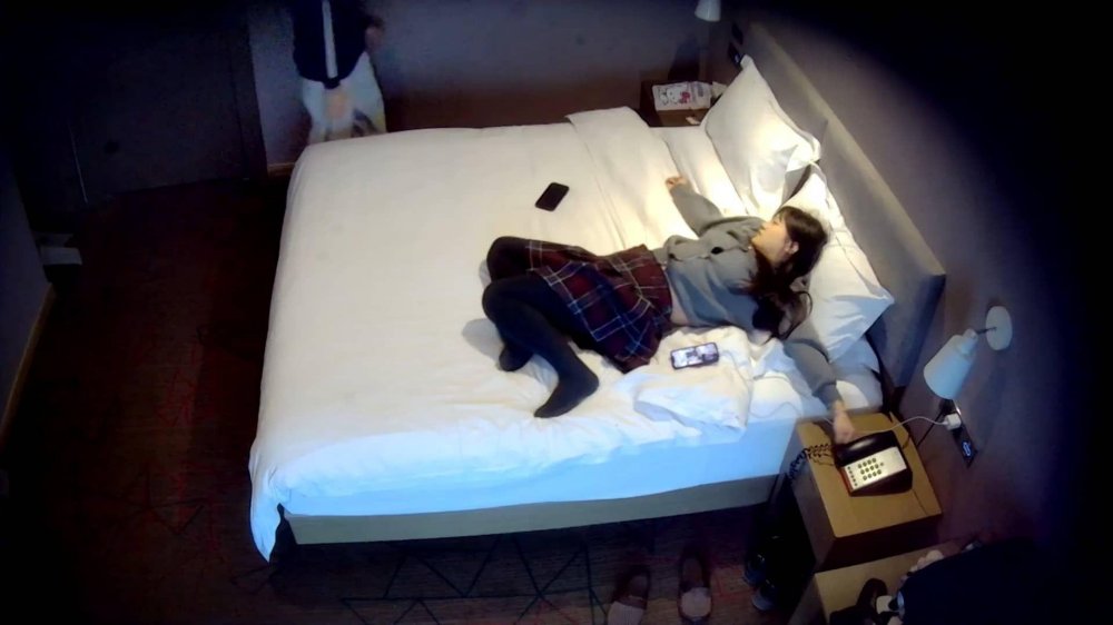 天眼酒店偷拍❤️學院派JK堆堆襪女生整日裸睡勾引男朋友求操