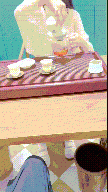 亂倫大神《意淫自己妹妹》週末帶妹妹去茶館喝茶直接按在桌子上長屌直搗嫩穴無浮水印高清原版