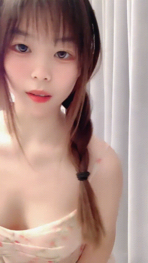 多汁嫩水蜜桃粉嫩乾淨美穴~誘惑跟狼友撩騷互動聽指揮脫光光揉著奶子跳蛋玩弄騷穴浪叫呻吟絕世饅頭小逼