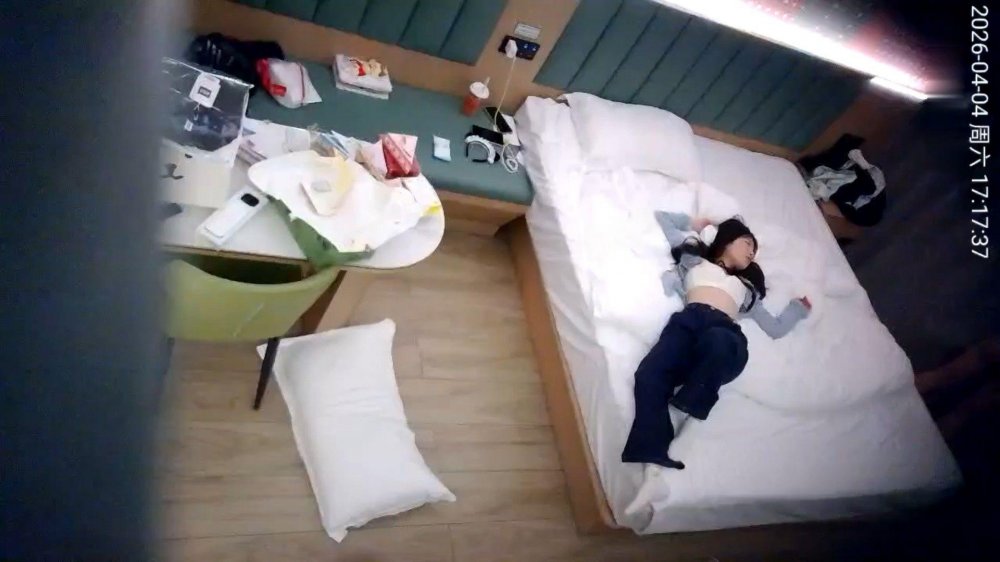 4-4流出酒店偷拍大學生情侶和極品黑絲女友床上玩耍突遇生理期摳一手血