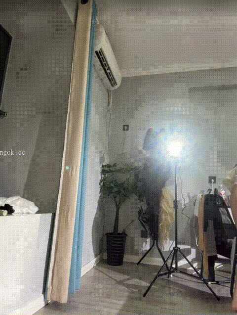 極品反差yiyi清純美少女 極品嬌小美乳 大長腿翹臀 嫩穴 乳夾 肛塞 輸液 自慰爆漿