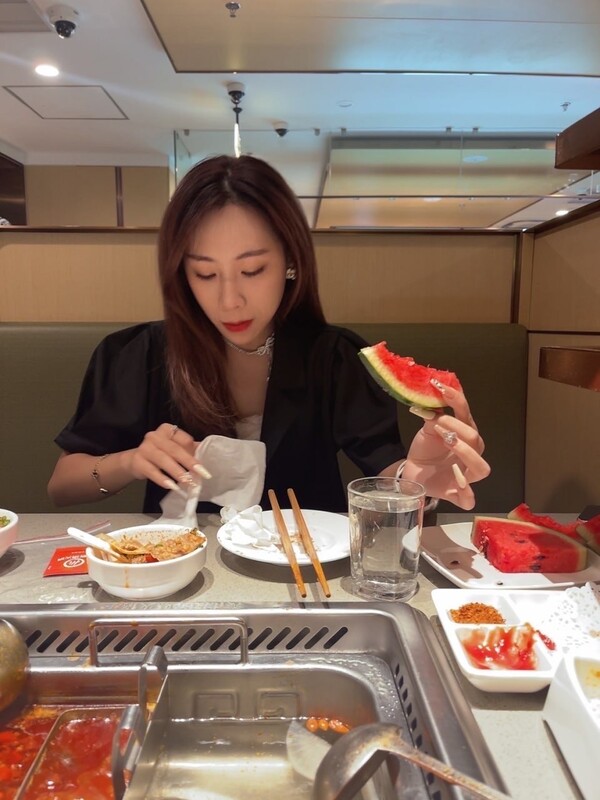 雲盤高質露臉洩密！ 氣質少婦出軌單位領導，調教性愛自拍無浮浮水印原檔，月經期間也不休息