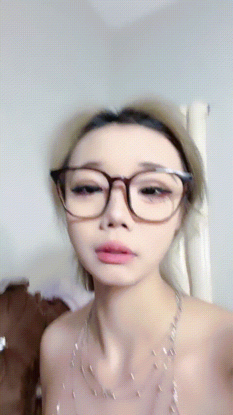 純欲絲絲短髮小女孩 美乳無毛嫩穴 群P啪啪 吃雞69 抱舉狂乾 快爽死啦 吐舌翻白眼