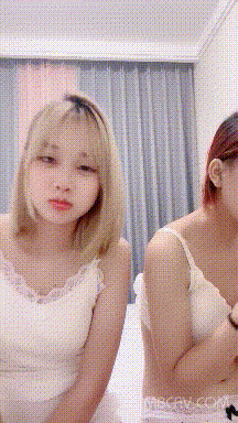 四個超嫩小妹床上排排趴好任由大哥挑選，荷爾蒙爆棚，妹子張開腿疊羅漢嫩茓壹起賞