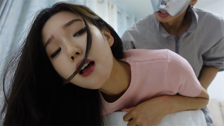 老虎菜御用嫩模靈靈大尺度劇情 騷貨後媽撞見男主打飛機 被伺機報復大力輸出 高清