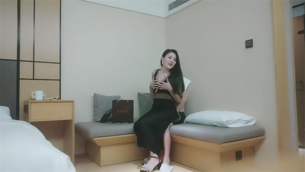 利哥探花精品作之170極品輕熟女大長腿開檔黑絲高端炮架子做愛全是水