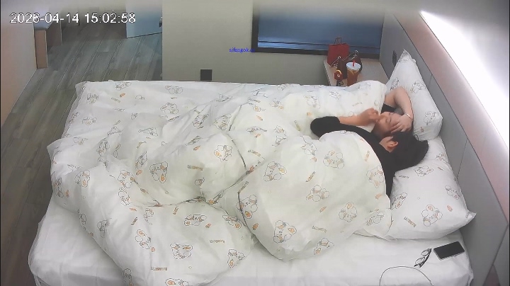 2026-4-15酒店偷拍高校小情侶酒店開房眼睛婊挨了兩炮